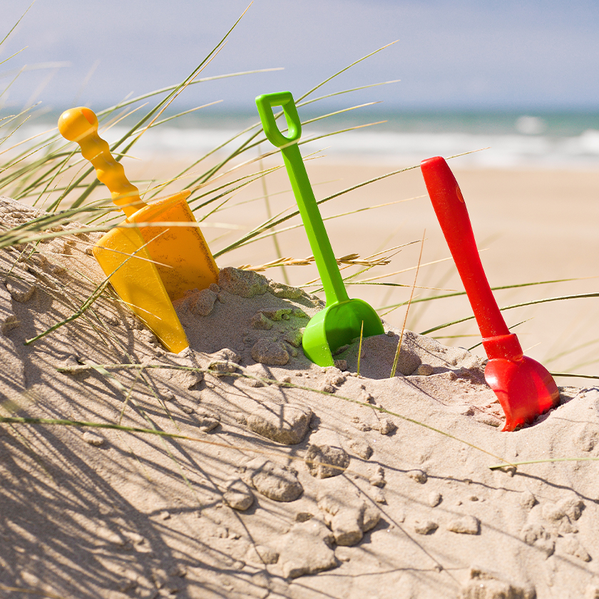 Kinderschaufeln im Sand am Strand
