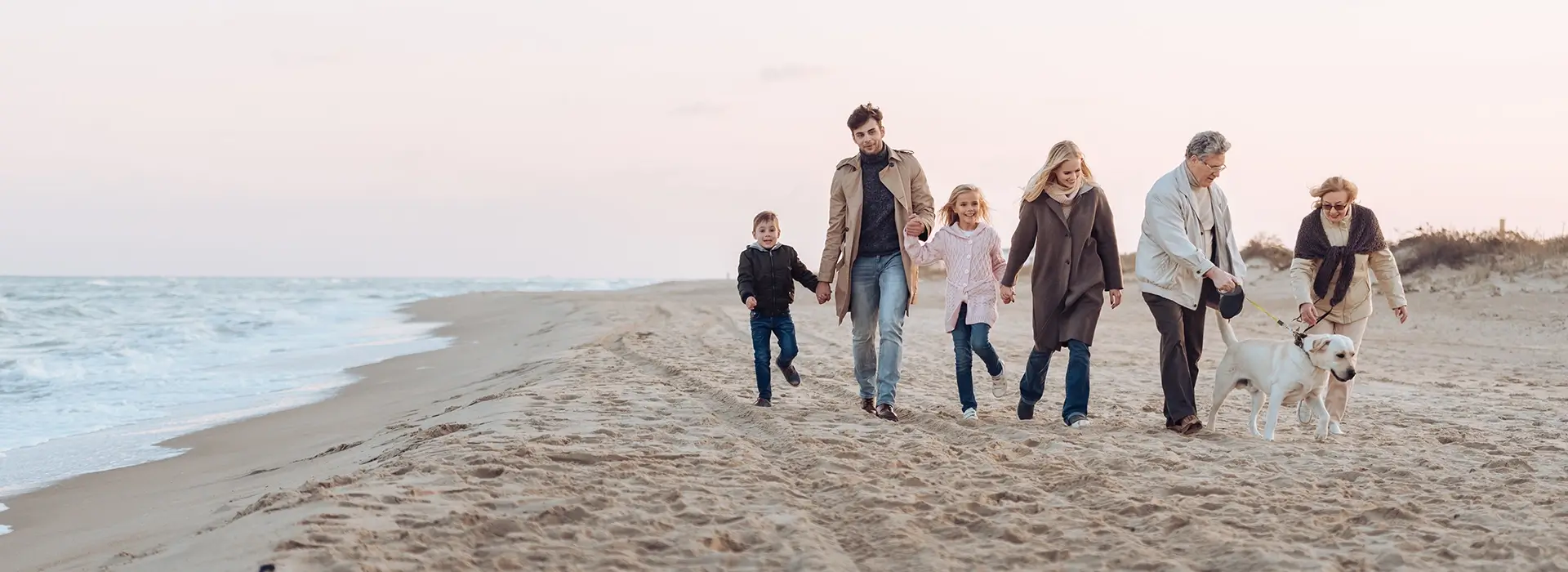 Familie mit Hund am Strand