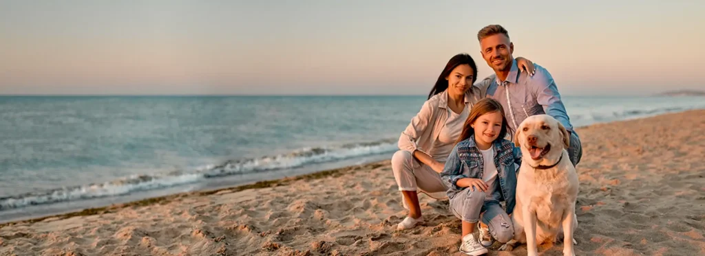 Familie mit Hund am Strand