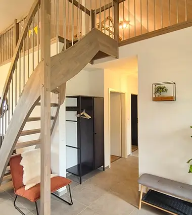 Ferienhaus Seestern Wendeltreppe ins Obergeschoss und Garderobe