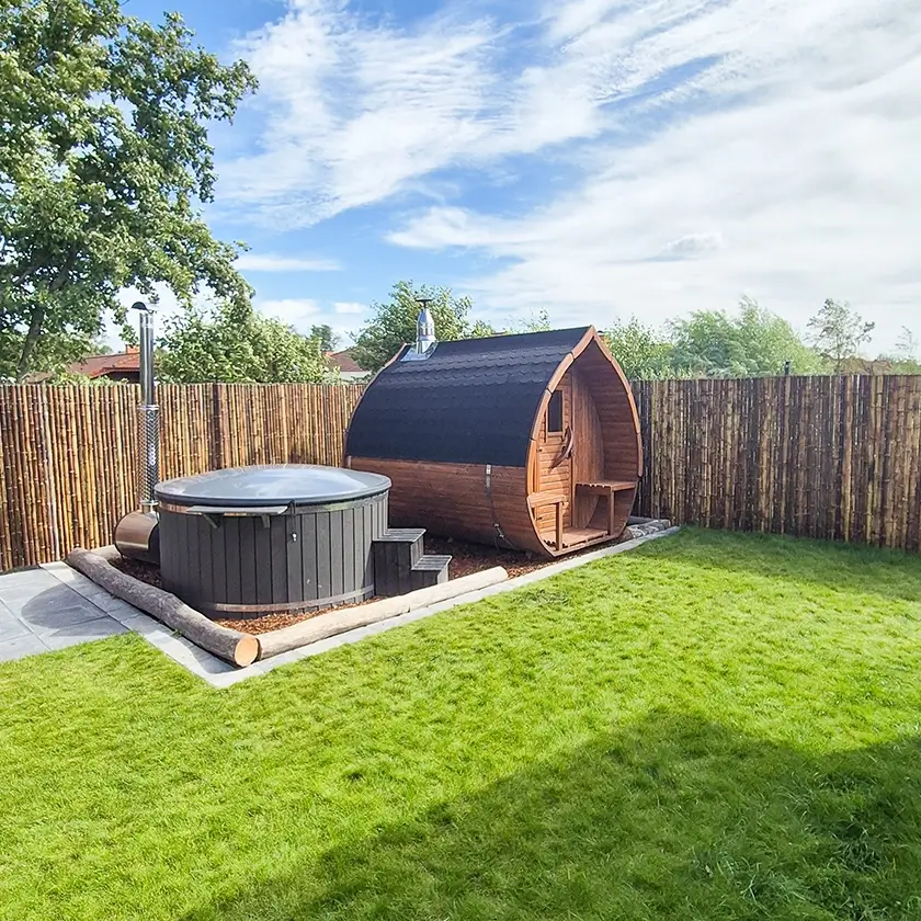 Eingezäunter Garten mit Hotfass und Sauna