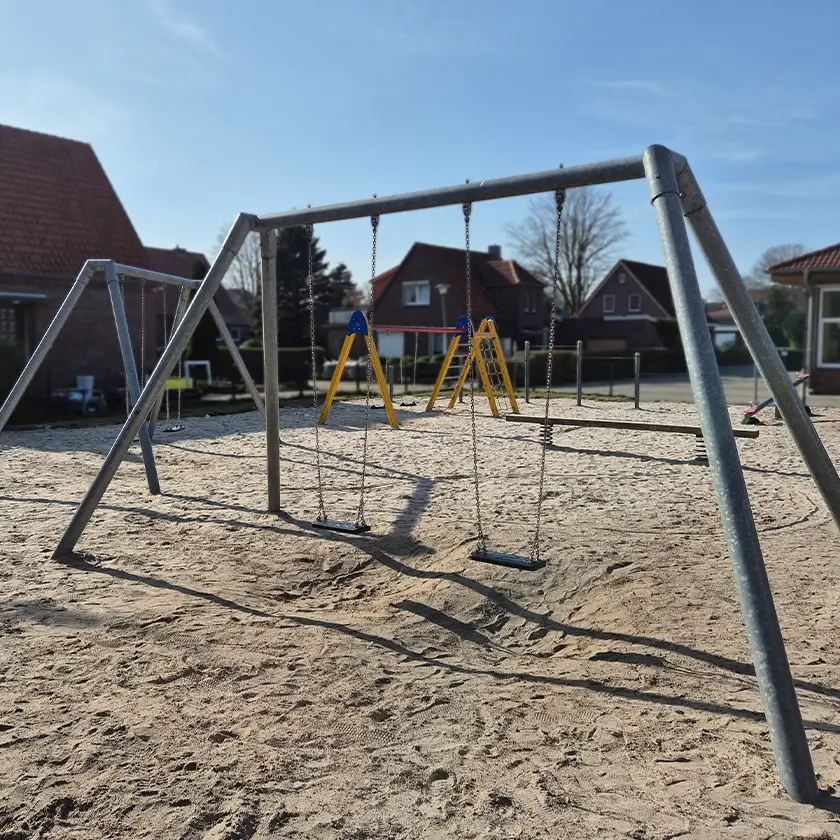Schaukeln und Klettergerüste auf einem Spielplatz