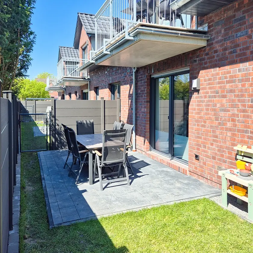 Eingezäunte Ferienwohnung mit Garten und Gartenmöbeln