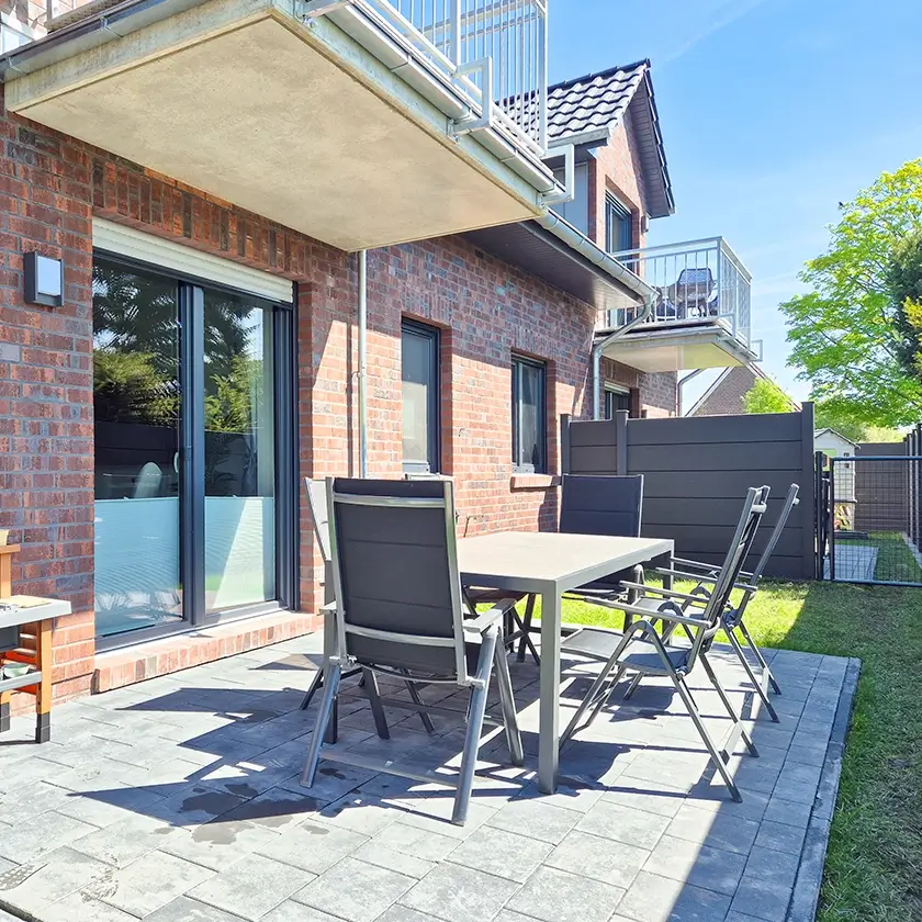 Ferienwohnung Herrlichkeit Terrasse mit Gartenmöbeln