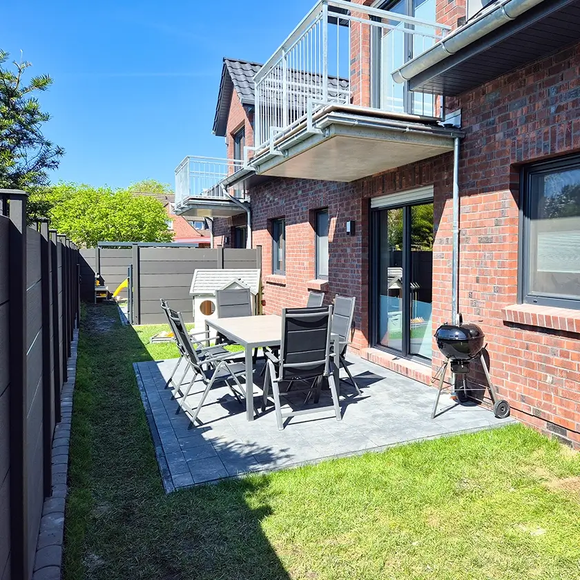 Ferienwohnung Herrlichkeit Terrasse mit Gartenmöbeln
