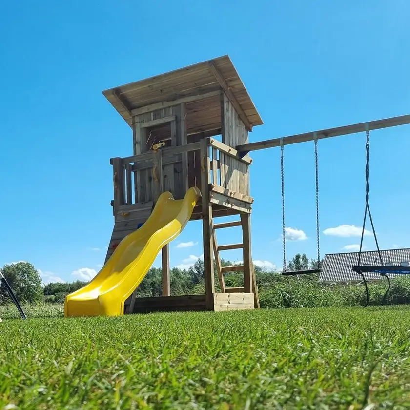 Spielturm für Kinder mit Rutsche und Schaukel