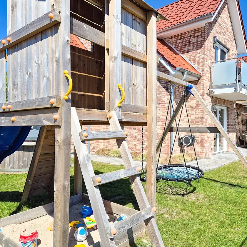 Spielturm für Kinder mit Sandkasten und Schaukel