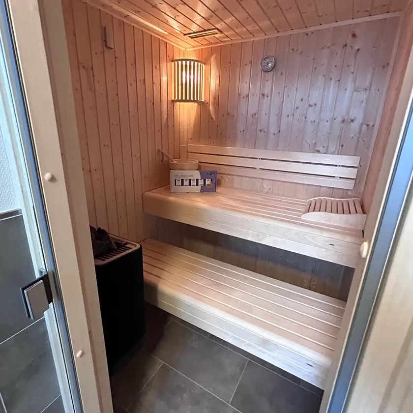 Holzsauna am Badezimmer