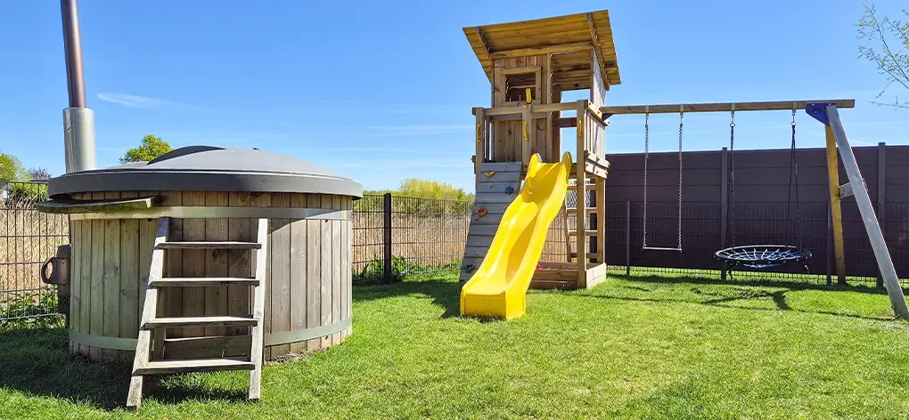 Ferienhaus Lea Hotfass und Spielturm für Kinder im Garten
