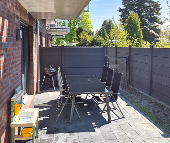 Ferienwohnung Herrlichkeit Terrasse mit eingezäunten Garten