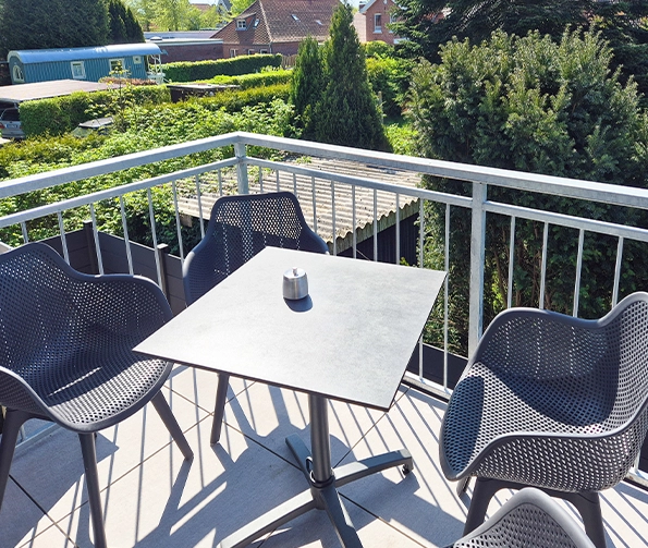 Balkon mit Sitzgelegenheit und einem Tisch
