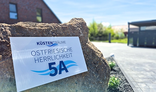 Willkommensschild mit Hausnummer