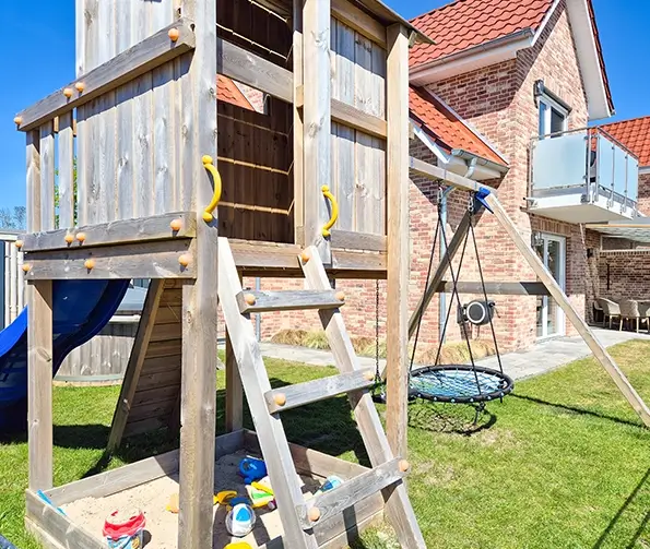 Ferienhaus Luke mit Spielturm im Garten