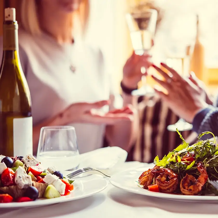 Paar im Restaurant bei griechischen und italienischen Essen und einer Flasche Wein
